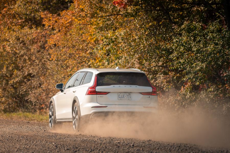 Volvo V60 T5 Cross Country 2018 года  (NA) (фото 14 из 17)